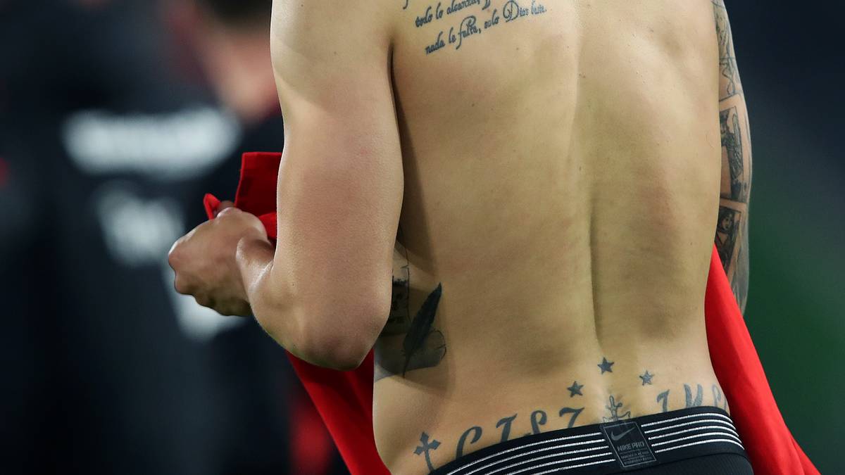 Salcedo, mexikanischer Nationalspieler, hat sich in seinem ersten Jahr in der Bundesliga dank seiner kompromisslosen Spielweise einen Stammplatz erarbeitet und erhält daher den Vorzug vor Routinier Marco Russ, der schon 2006 bei der Finalniederlage gegen den FCB dabei war.  Trotzdem klarer Punkt für Bayern - 2:1