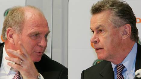 Ottmar Hitzfeld (r.) will Uli Hoeneß weiterhin als Bayern-Präsident sehen