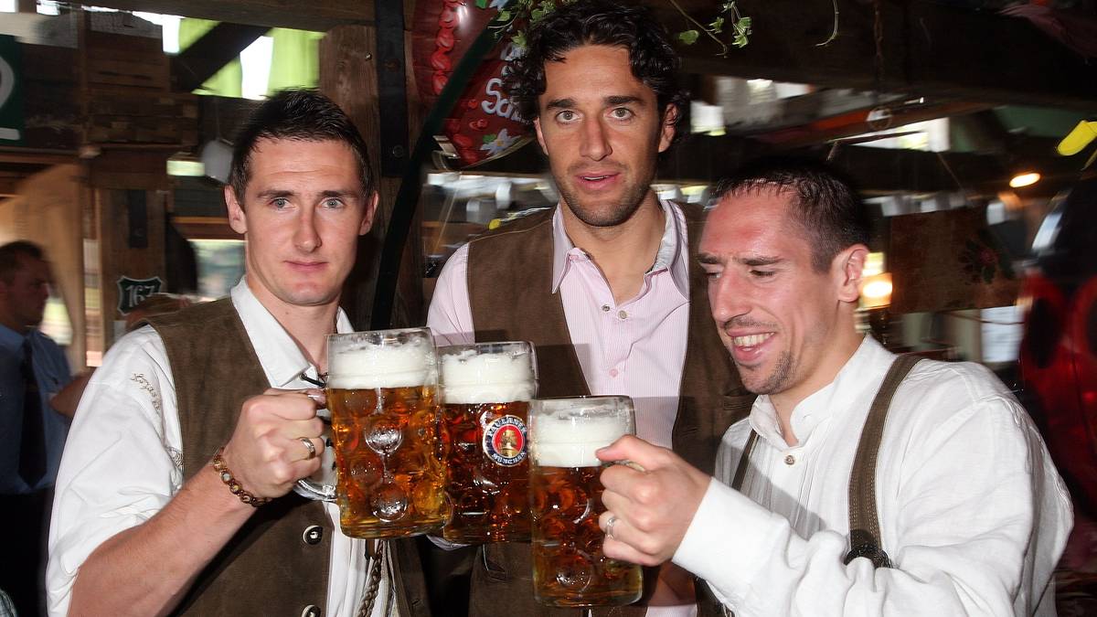 Für insgesamt 70 Millionen Euro kommen zwei neue Stürmer - Miroslav Klose und der legendäre Ohrschrauber Luca Toni - und ein 24 Jahre alter Flügelspieler aus Boulogne-sur-Mer: Franck Henry Pierre Ribery