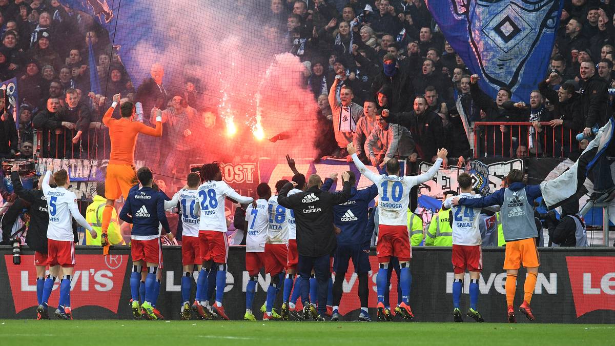 Den gibt Hamburg nach einer Niederlage gegen Regensburg zwar an Köln ab, steht nach einem 4:0-Sieg im Stadtderby gegen St. Pauli am 25. Spieltag aber auf Platz 2 - mit sieben Punkten Vorsprung auf den 4. Rang und einen Nicht-Aufstiegs-Platz