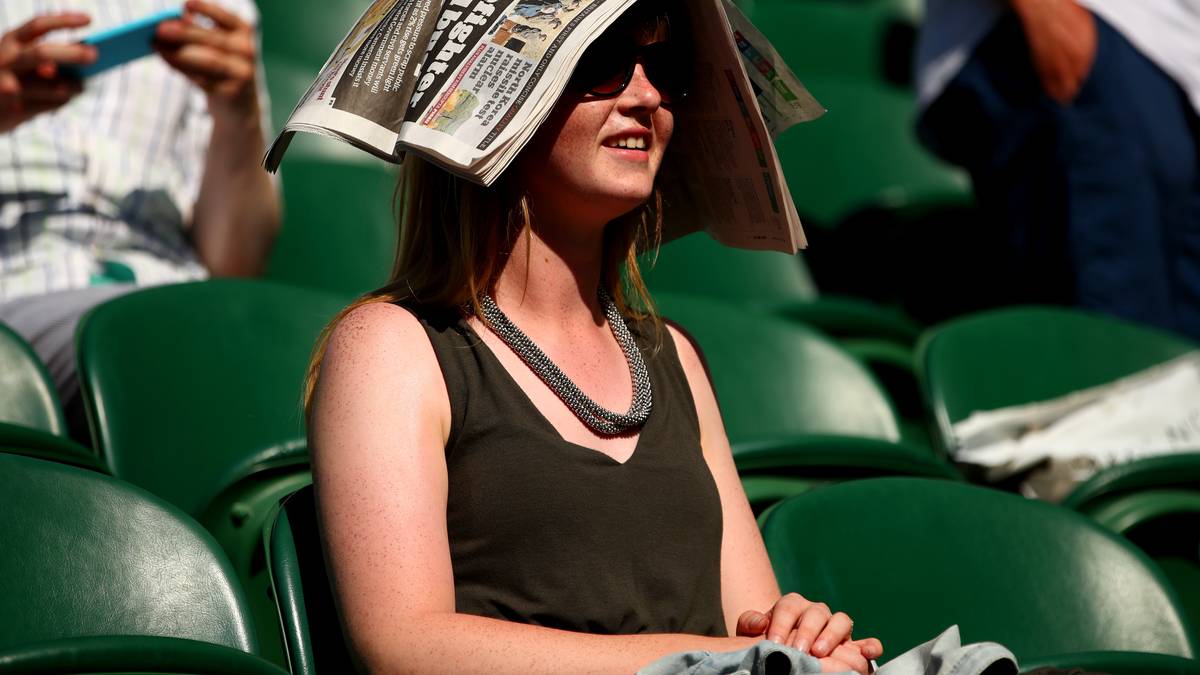 Hat man den Hut oder einen Schirm vergessen, tut es auch eine Zeit als Schutz vor der Sonne