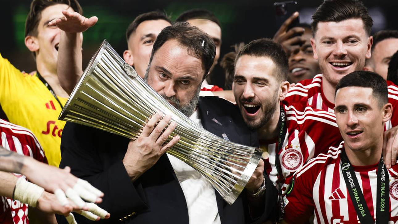 Evangelos Marinakis feiert 2024 den Triumph von Olympiakos Piräus in der Conference League