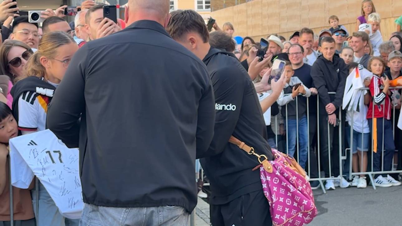 DFB-Star sorgt mit pinker Luxustasche für Aufsehen