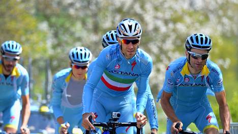Der Italiener Vincenzo Nibali (M.) ist Titelverteidiger bei der Tour de France