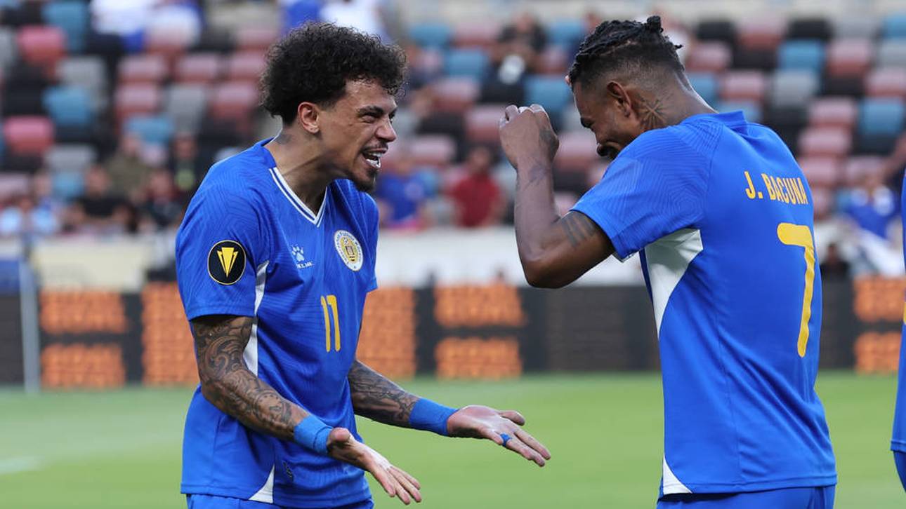 Juninho Bacuna (r.) zieht im Mittelfeld von Curacao die Fäden