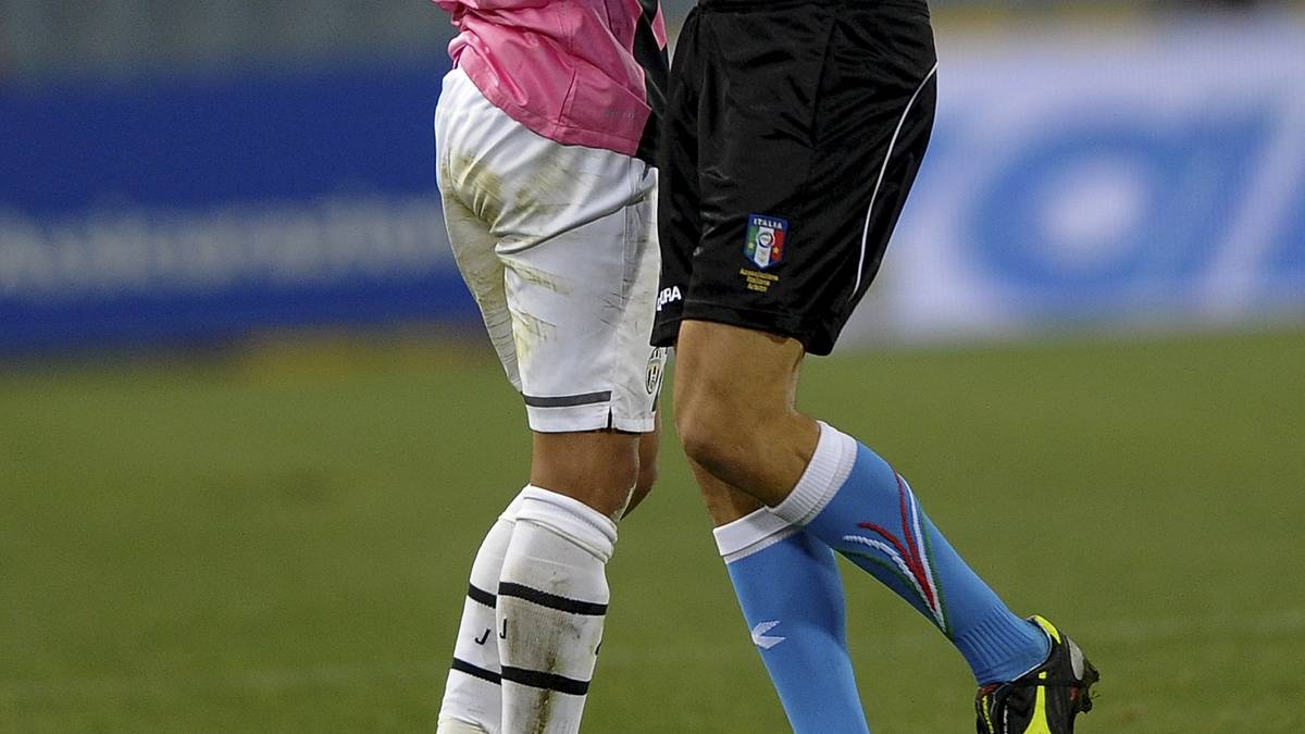 Nach vier Jahren in der Bundesliga scheint ein Wechsel zum deutschen Rekordmeister kurz bevorzustehen. Aber es kommt anders: Den Chilenen zieht es in die Serie A zu Juventus Turin