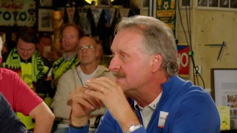 SPORT1-Moderator Jochen Stutzky vergleicht Karim Adeyemi indirekt mit Leroy Sané, woraufhin Experte Peter Neururer sofort dazwischen grätscht.