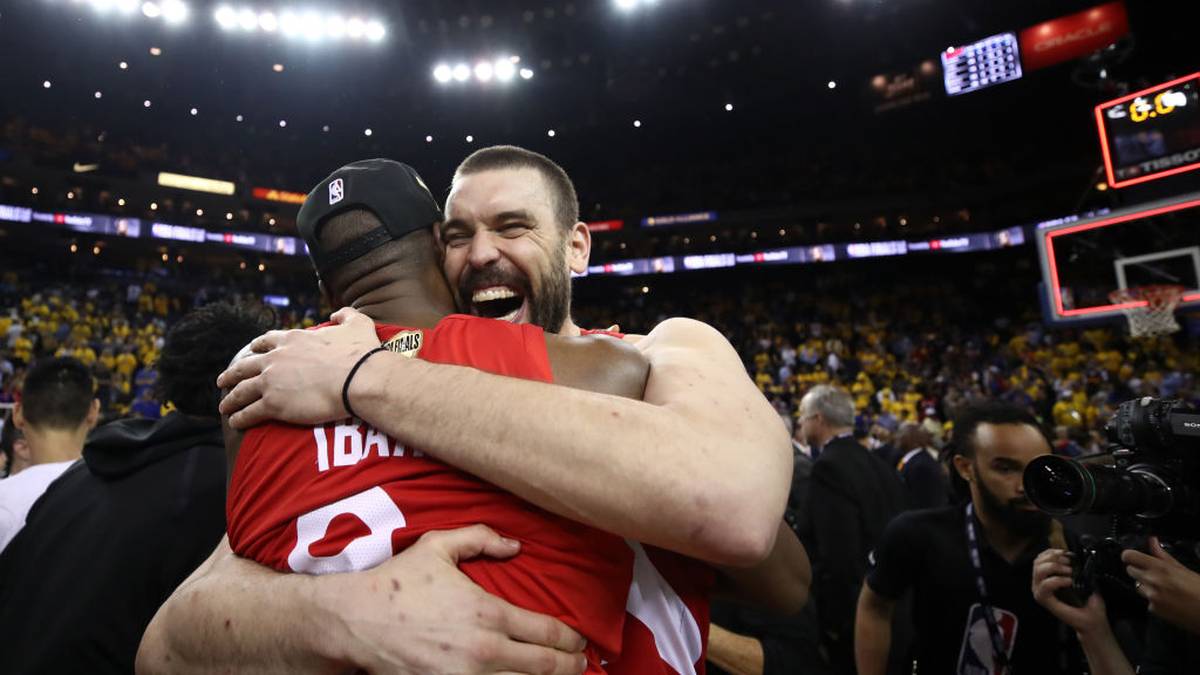 PLATZ 10 - TORONTO RAPTORS (2,1 Milliarden): Der NBA-Titel 2019 inklusive zwölf Playoff-Heimspielen brachte die größte Wertsteigerung der gesamten Liga (+25%) und das Erreichen der Zwei-Milliarden-Marke. Auch der Verkauf der Namensrechte der Arena war eine Hilfe