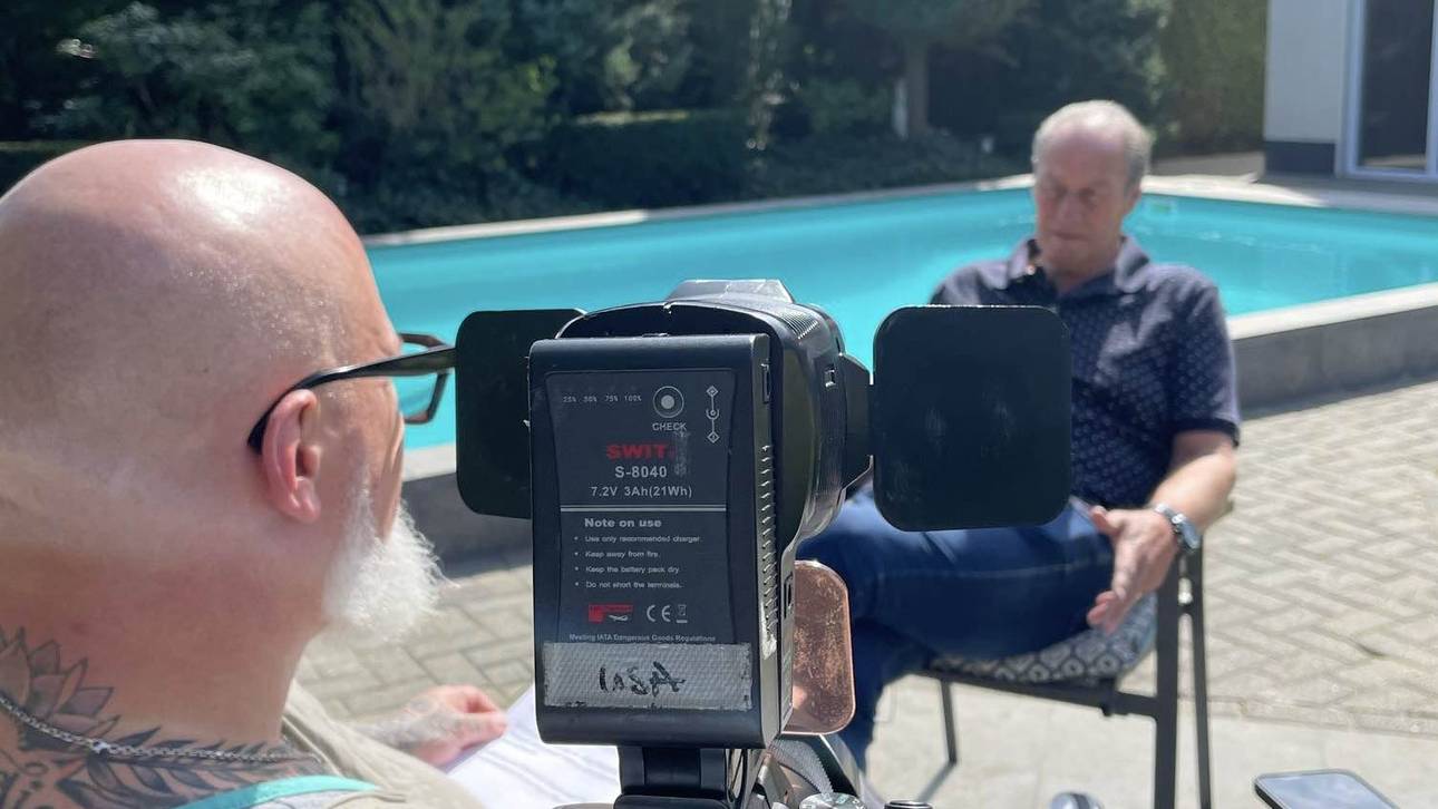 Huub Stevens vor seiner Villa in Eindhoven