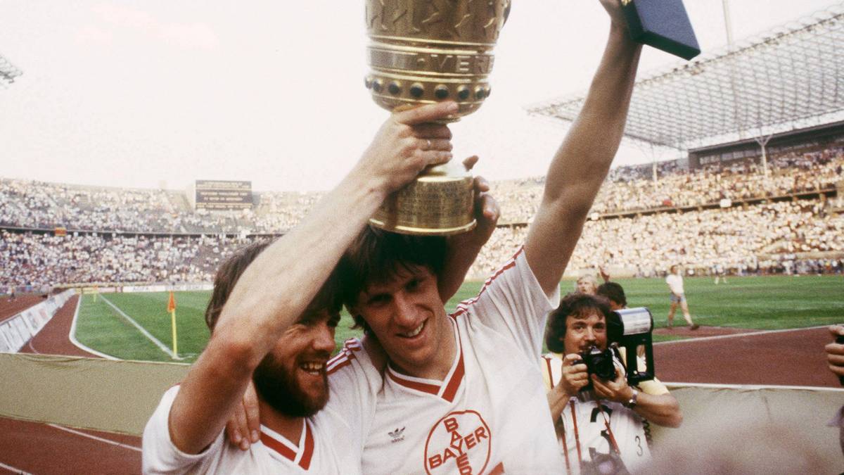 Der KFC Uerdingen (früher Bayer Uerdingen) ist ein Stück deutscher Fußball-Geschichte. Vor dem Pokalduell gegen den BVB am Freitagabend (ab 20.45 Uhr LIVE im TV auf SPORT1): ein Blick in die reiche Historie. SPORT1 erinnert an die berühmtesten Spieler, die das Uerdinger Trikot trugen