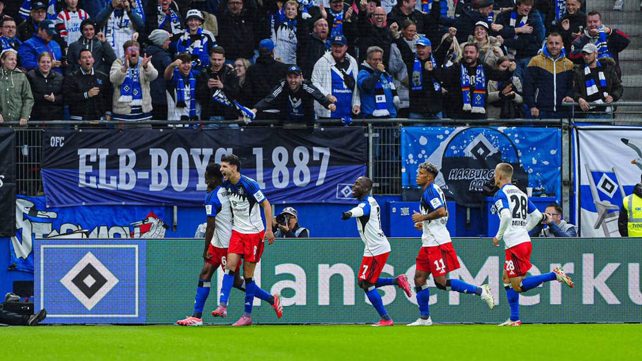  Lokonga und seine Mitspieler vor den HSV-Fans