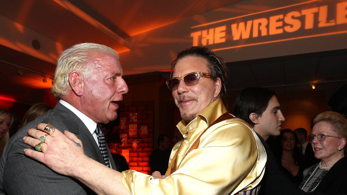 Der Wrestling-Film schlechthin: Das herausragende Drama "The Wrestler" mit Mickey Rourke als abgehalftertem Showkämpfer. Echte Wrestler wie Cesaro, Nigel McGuinness, Necro Butcher und Ernest "The Cat" Miller spielten an seiner Seite. Legenden wie Ric Flair (l.) waren begeistert und gerührt von Rourkes Performance