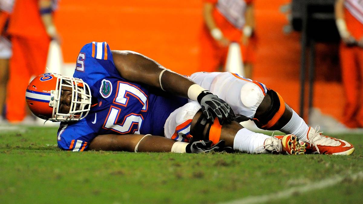 CARL JOHNSON (Offensive Lineman): Einer der Bodyguards von Tebow verstieß 2009 gegen eine einstweilige Verfügung einer Ex-Freundin, weil er im gleichen Campus-Bus mit ihr fuhr. Die Frau hatte eine Klage eingereicht, weil Johnson sie bei Dates insgesamt dreimal vergewaltigt haben soll. Der Falls wurden mangels Beweisen eingestellt