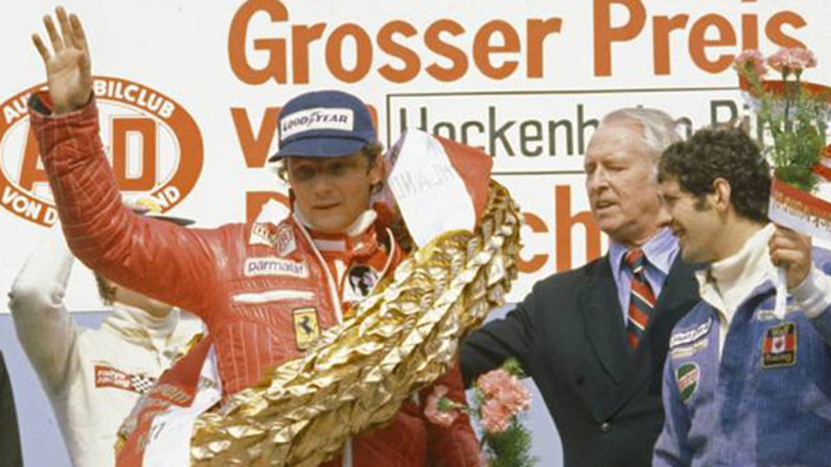 Im Jahr 1977 fährt Lauda zum zweiten Titel. Kurz vor Ende der Saison überwirft sich Lauda mit Enzo Ferrari, weil er für die nächste Saison bereits einen Vertrag bei Brabham und Bernie Ecclestone unterschrieben hat. Die letzten beiden Rennen fährt sein Nachfolger Gilles Villeneuve. Zu diesem Zeitpunkt steht der Titelgewinn Laudas schon fest