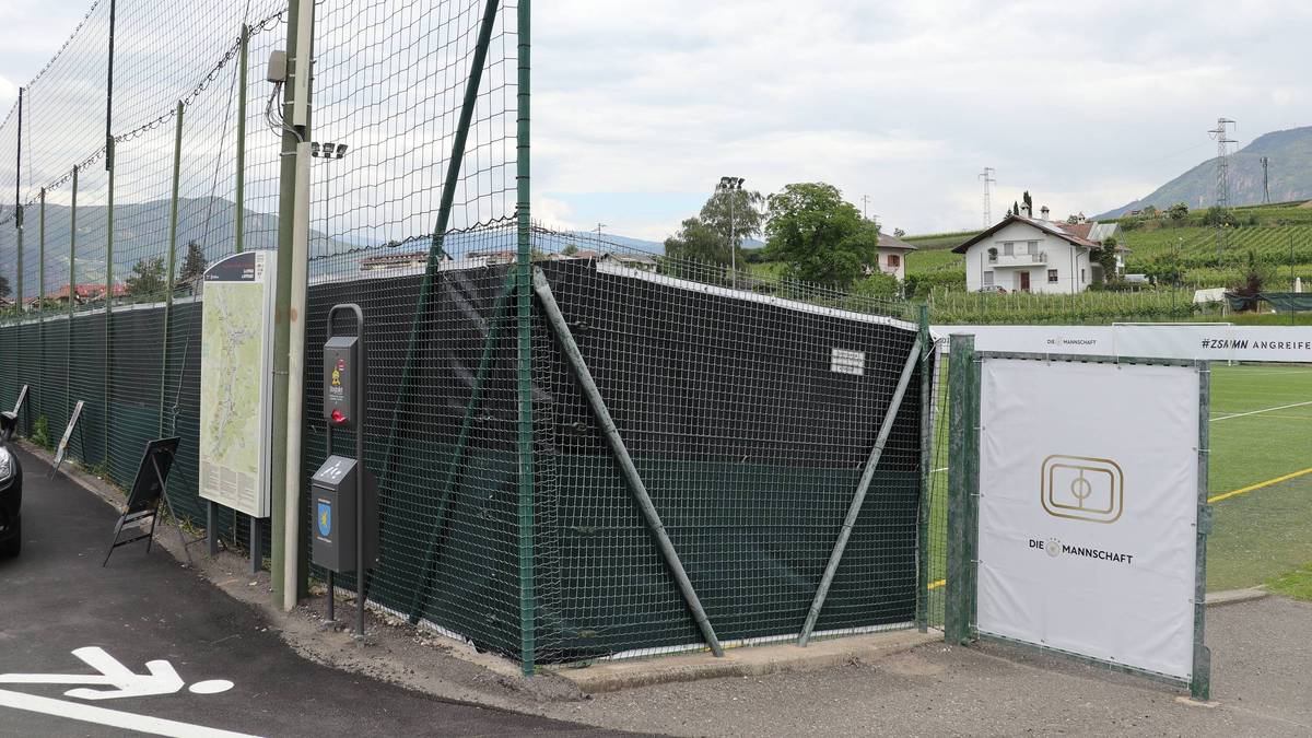 Auf dem Platz des örtlichen Fußballklubs wird trainiert. Dieser steht dem DFB-Team am Teamhotel zur Verfügung
