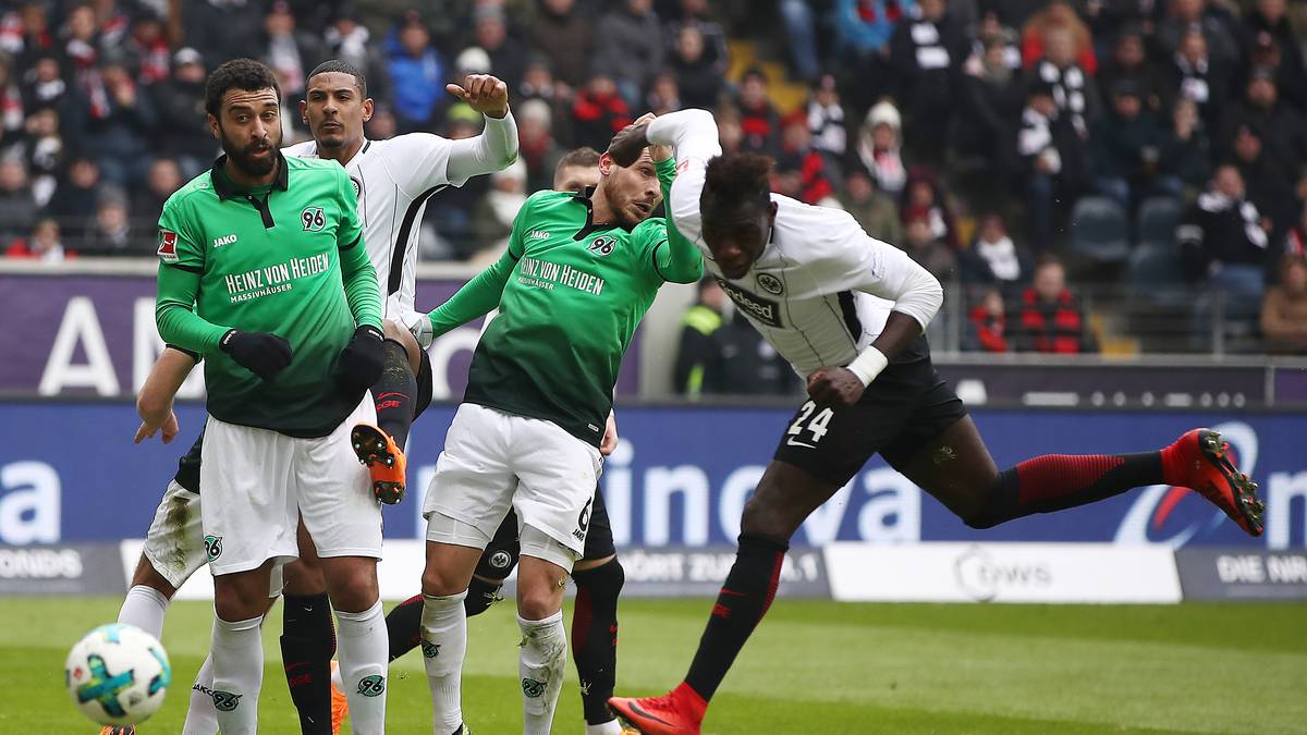 In Frankfurt köpft Danny da Costa die Eintracht in der 39. Minute in Führung...