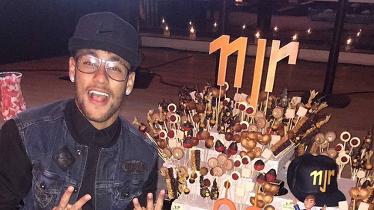 Neymar präsentiert seine Geburtstagstorte