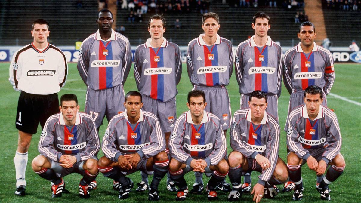 PLATZ 10: OLYMPIQUE LYON -  In der ersten Saison nach der Jahrtausendwende taucht Lyon erstmals im Teilnehmerfeld auf. Nach überstandener Gruppenphase ist in der Zwischenrunde als Drittplatzierter hinter Bayern (Teamfoto vom Gastauftritt in München) und dem FC Arsenal Feierabend