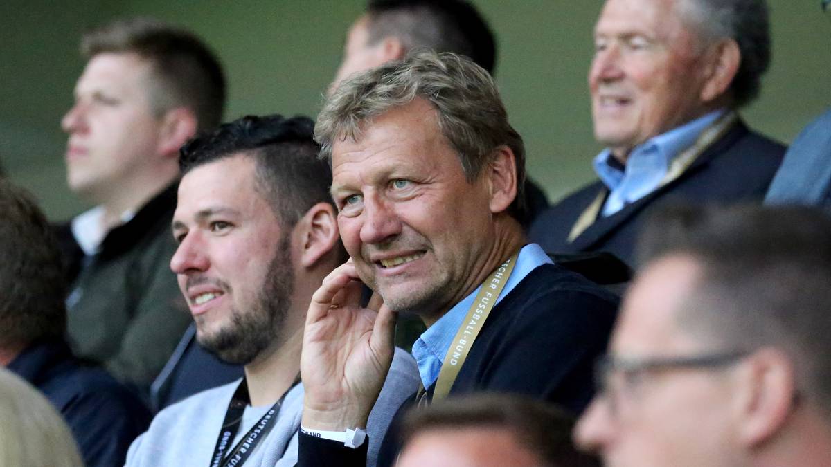 In der Führungsriege brodelte es schon länger. Im Februar dieses Jahres trat Aufsichtsrat Guido Buchwald zurück. Als Grund nannte er ein gestörtes Vertrauensverhältnis zu seinen Kollegen. Doch er ist nicht der Einzige, der beim VfB die Brocken hinwirft