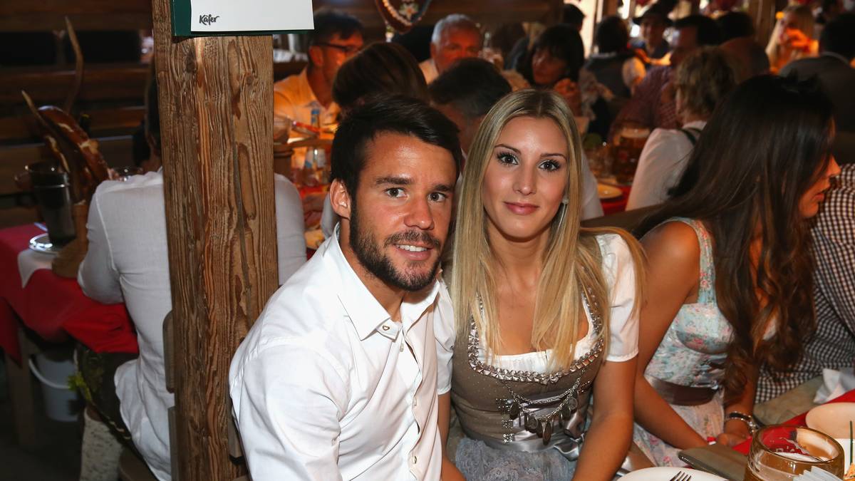 Juan Bernat mit Begleitung