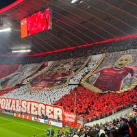 Die Fans des FC Bayern schwelgen beim Champions-League-Duell mit Kopenhagen wieder einmal in Erinnerung an einen Europapokal-Triumph. Vor allem zwei Wembley-Helden stehen im Mittelpunkt - und das in Riesengröße. 