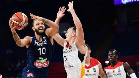 Basketball: Karsten Tadda verlängert bei EWE Baskets Oldenburg , Karsten Tadda im Zweikampf mit Frankreichs Nationalspieler Evan Fournier (links)