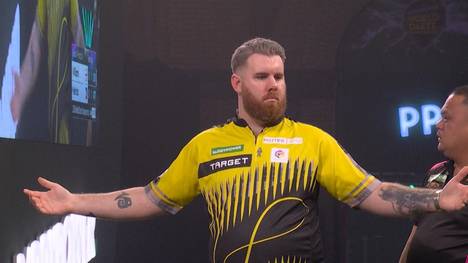 Scott Williams zeigt im Spiel gegen Paolo Nebrida wieder, warum er für seine Show bekannt ist. No-Look-180 und wilde Finish-Wege im ersten Satz machen die SPORT1-Kommentatoren sprachlos.