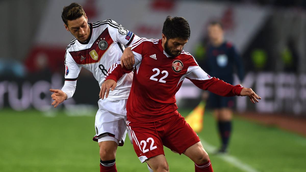 Mesut Özil: Ganz schwache erste halbe Stunde, danach etwas besser, aber bis auf einen Schuss kurz vor der Pause blass und  trotz seiner Vorarbeit zum 2:0 schwächster deutscher Offensivspieler. Reichlich Ballverluste. SPORT1-NOTE: 4,5.