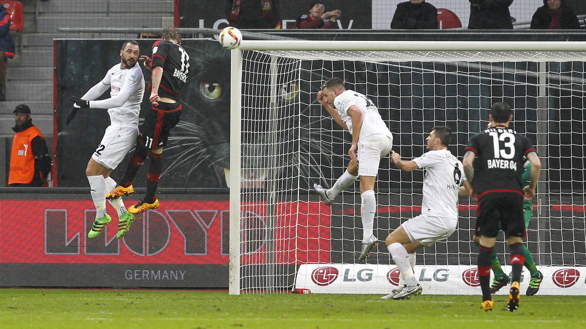 Dem will Bayer natürlich in nichts nachstehen - also sagt sich Stefan Kießling (2.v.l.): Köpf ich das Ding doch mal rein! Nachdem er zuvor schon mal am Pfosten scheitert, nickt der Leverkusener Torjäger kurz vor der Halbzeit zur Führung ein