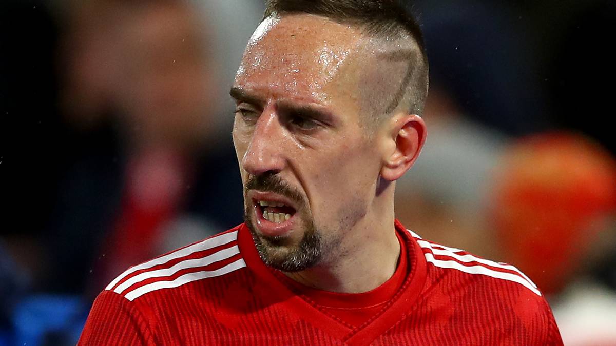 FRANCK RIBERY: Was für ein bitterer Pokalabend für den Routinier. Bereits nach 15 Minuten nahm ihn Kovac aus taktischen Gründen wegen der Roten Karte von Süle vom Platz. Davor gewann er nur 25 Prozent seiner Zweikämpfe, gewann kaum ein Laufduell. Ribery wird gegen Dortmund wohl nur die Joker-Rolle bleiben. Sein Abschied am Saisonende steht so gut wie fest