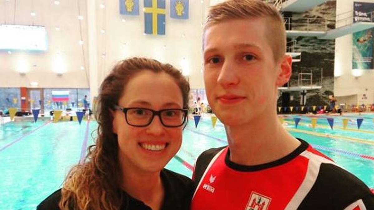 Seit zwei Jahren sind die beiden ein Paar. Sie schaut ihrem Partner im Schwimmbad nicht nur vom Beckenrand zu, sondern trainiert auch mit ihm und seinen Kollegen. 