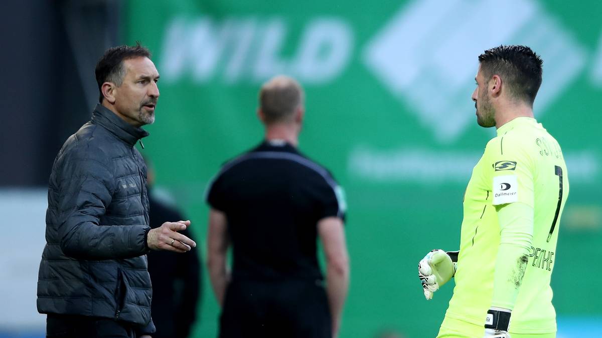 ACHIM BEIERLORZER (SSV Jahn Regensburg): "Meine Top-Favoriten sind der 1. FC Köln und der Hamburger SV. Ich bin mir aber auch sicher, dass Mannschaften wie Union Berlin, der FC Ingolstadt 04 oder der FC St. Pauli ihre Chance auf einen der vorderen Plätze haben werden"