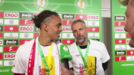 Leipzig-Trainer Marco Rose crasht das Interview seines Spielers Yussuf Poulsen, um ein Sonderlob zu verteilen.