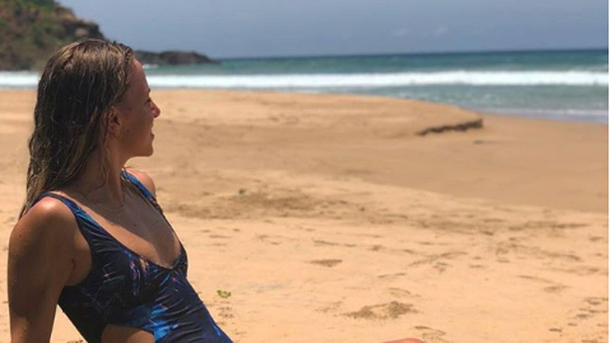 Die Norwegerin posiert in lässiger Pose am Strand