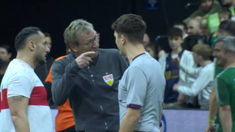 Werder Bremen, unter anderem mit Ailton, Kruse und Bargfrede, gewinnt beim Hallenfußball in Oldenburg im Finale gegen den VfB Stuttgart mit 4:1, einen Aufreger gibt es jedoch.