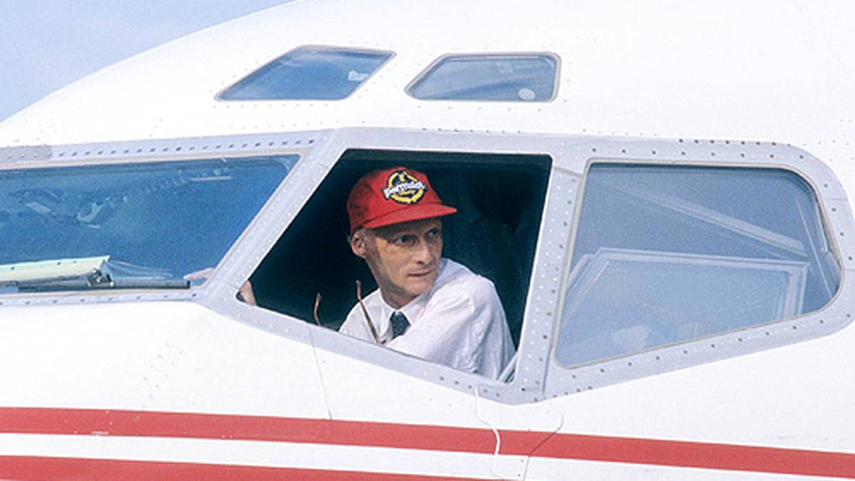 Ganz ohne Cockpit kann Lauda auch nach seinem Rückzug aus der Rennszene nicht: Er gründet seine eigene Fluglinie "Lauda Air". Anfangs handelt es sich um eine Bedarfsfluglinie, die aus nur zwei Flugzeugen besteht