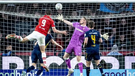 Twente-Keeper Lars Unnerstall pariert einen Kopfball von Luuk de Jong