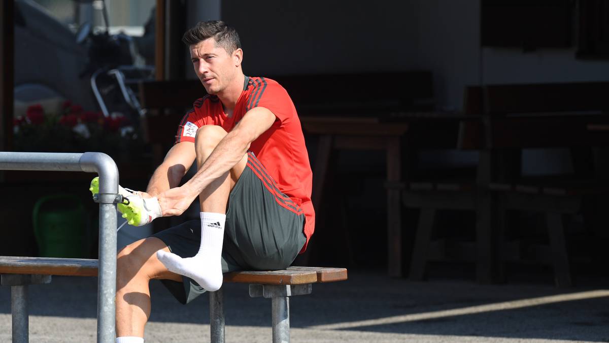 Seinen Marktwert kann er somit auf dem internationalen Markt nicht unbedingt steigern. Und so nimmt Lewandowski nach verlängertem WM-Urlaub planmäßig die Vorbereitung auf seine fünfte Bayern-Saison auf