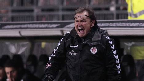 Ewald Lienen ist Trainer vom FC St. Pauli