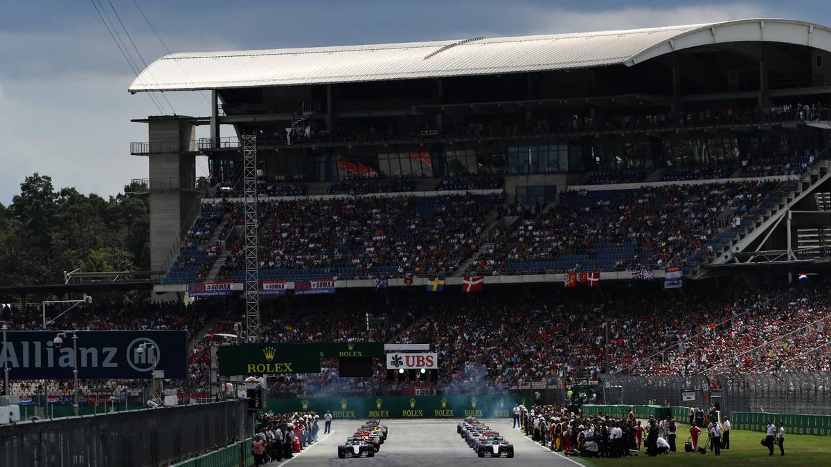 Aber trotz aller Rabatt- und Ticket-Aktionen wird das  ausgegebene Ziel von 60.000 Zuschauern am Rennsonntag am Ring verpasst. In Silverstone waren selbst am Freitag zu den Freien Trainings fast 30.000 mehr gekommen. Ganze Tribünen wurden mit Sponsorenlogos abgedeckt, damit die leeren Sitzschalen nicht so in die Augen springen. Ein bitterer Anblick, der um den Verbleib eines Rennens in Deutschland im Kalender bangen lässt. 