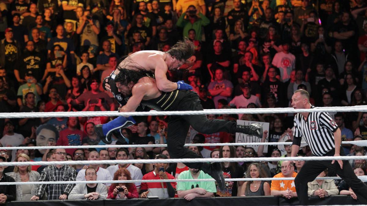 Er springt allerdings mitten in einen krachenden Spear Tackle von Reigns - die Entscheidung zu dessen Gunsten