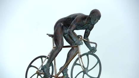 Eine Silberstatue von Marco Pantani