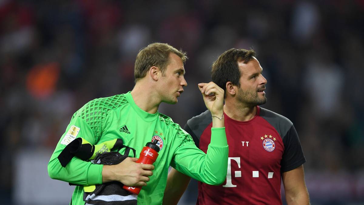 TONI TAPALOVIC (r.): Der gebürtige Gelsenkirchener ist als Torwarttrainer schon seit 2011 beim Rekordmeister beschäftigt. Als aktiver Profi spielte er unter anderem für Schalke 04 und Mainz 05. Absolute Vertrauensperson von Manuel Neuer