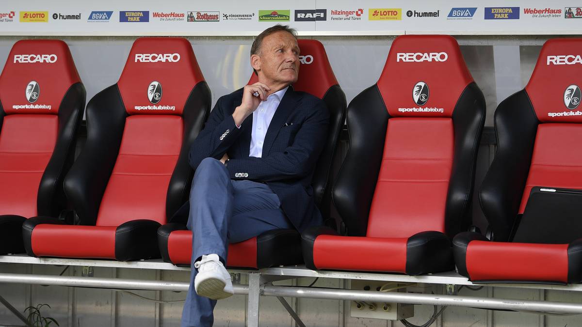 HANS-JOACHIM WATZKE: Der heutige BVB-Boss war niemals selber Profi, eine Dortmund-Legende ist er allemal. Und deswegen wollte er auch beim Spiel gegen Liverpool dabei sein. Der 59-Jährige hätte sogar die Nummer 10 bekommen. Wegen Visaproblemen wird jedoch nichts draus ... 