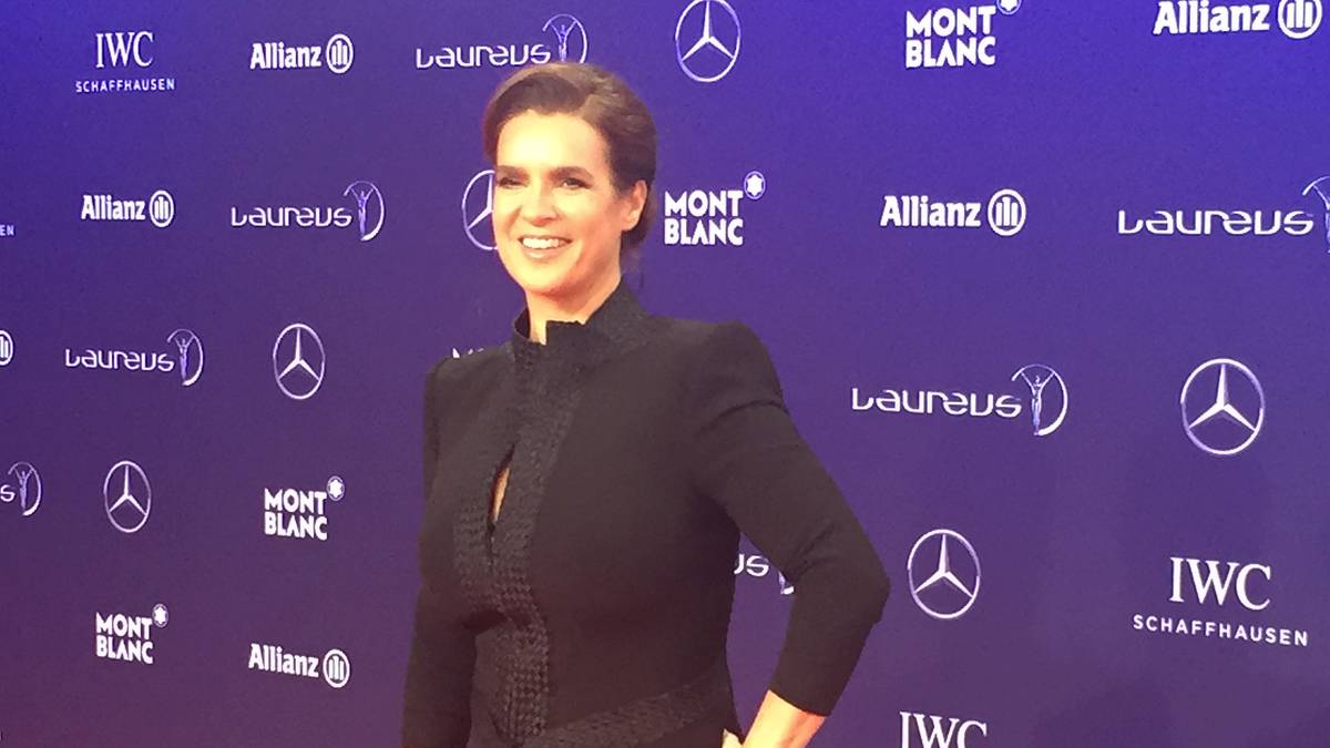 Eislaufkönigin Katharina Witt genießt den Gang über den Roten Teppich. Die zweimalige Olympiasiegerin unterstützt seit 17 Jahren die zum Preis gehörende Laureus Sport for Good Stiftung, die sich für benachteiligte Kinder einsetzt