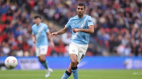 Manchester-City-Trainer Enzo Maresca hat die Wechselgerüchte um Rodri heruntergespielt. Ein Transfer zu Real Madrid sei aktuell nur Spekulation. Der Spanier werde nach seinem Urlaub zurückerwartet.