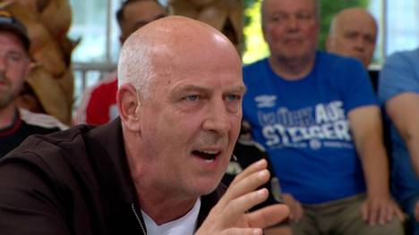 Im Hinblick auf das Dribbling von Michael Olise versucht SPORT1-Experte Maik Franz zu erklären, was es so schwer zu verteidigen macht. Dabei fällt ihm Mario Basler ins Wort. 