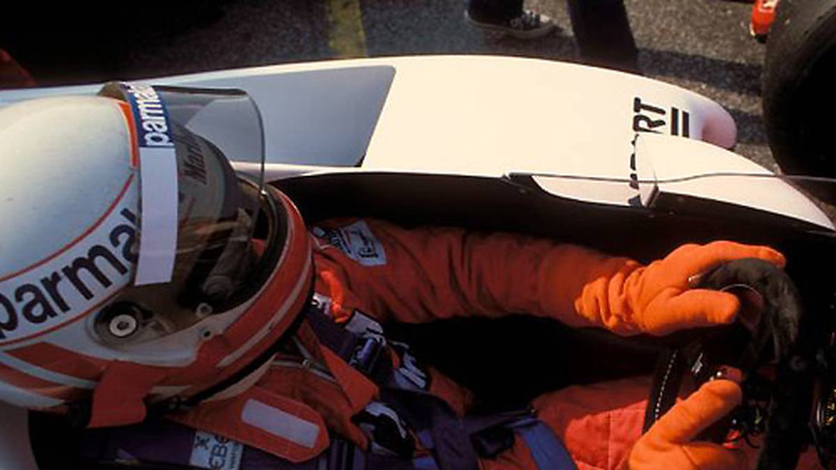 Um seine Fluglinie finanziell unterstützen zu können, kehrt der Doppel-Weltmeister 1982 in die Formel 1 zurück. Bei McLaren ist er sofort wieder konkurrenzfähig, obwohl sein Team nur den leistungsschwachen Ford-Saugmotor zur Verfügung hat