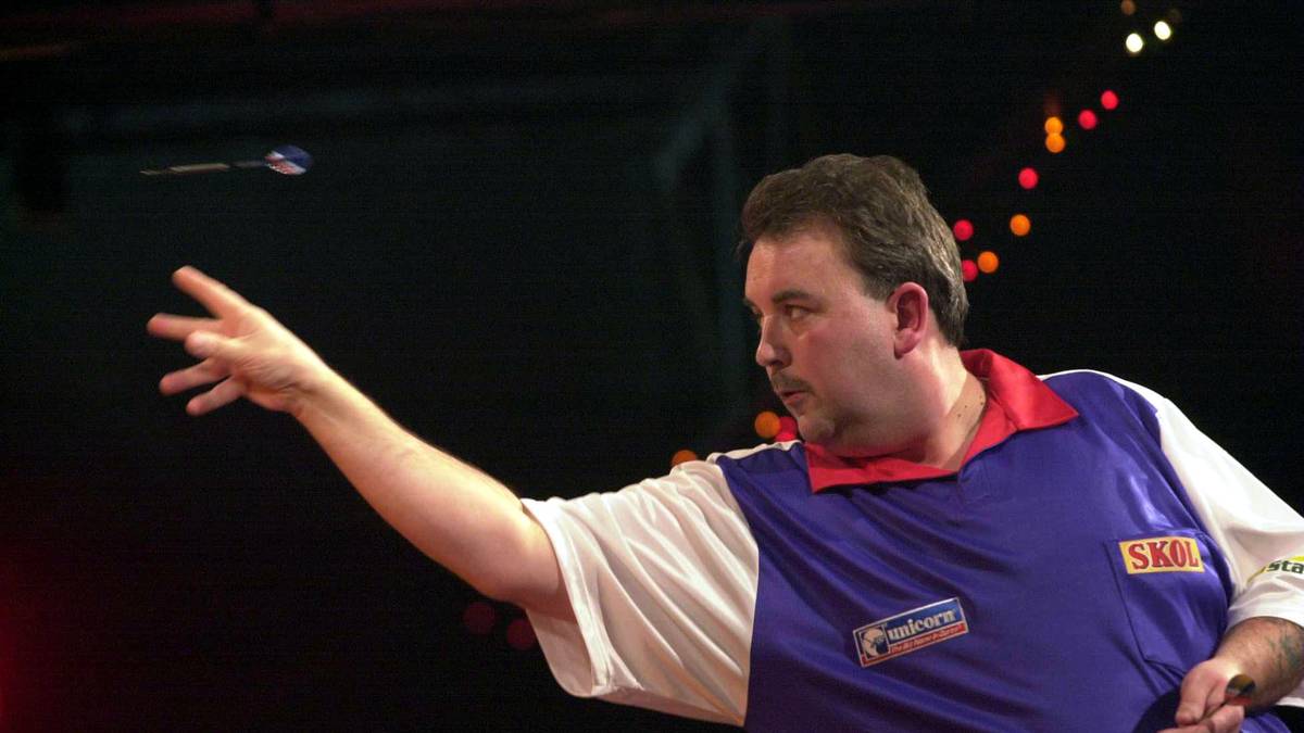 Anfang der 2000er dominiert ein Mann das Geschehen in der Darts-Welt: Phil "The Power" Taylor. In diesem Jahr gewinnt der Brite seinen sechsten WM-Titel - seinen fünften in Folge. Dabei schlägt er Dennis Priestley mit 7:3. Es sollte nicht sein letzter bleiben