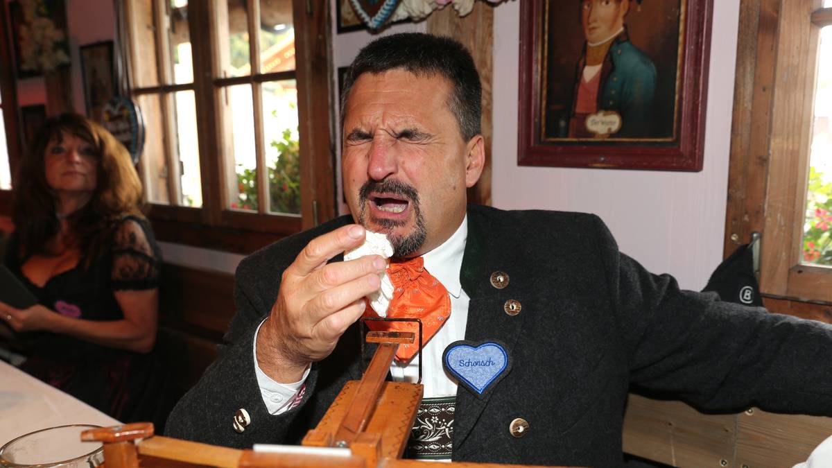 Ex-Rennrodler Georg Hackl gönnt sich derweil eine Nase Schnupftabak